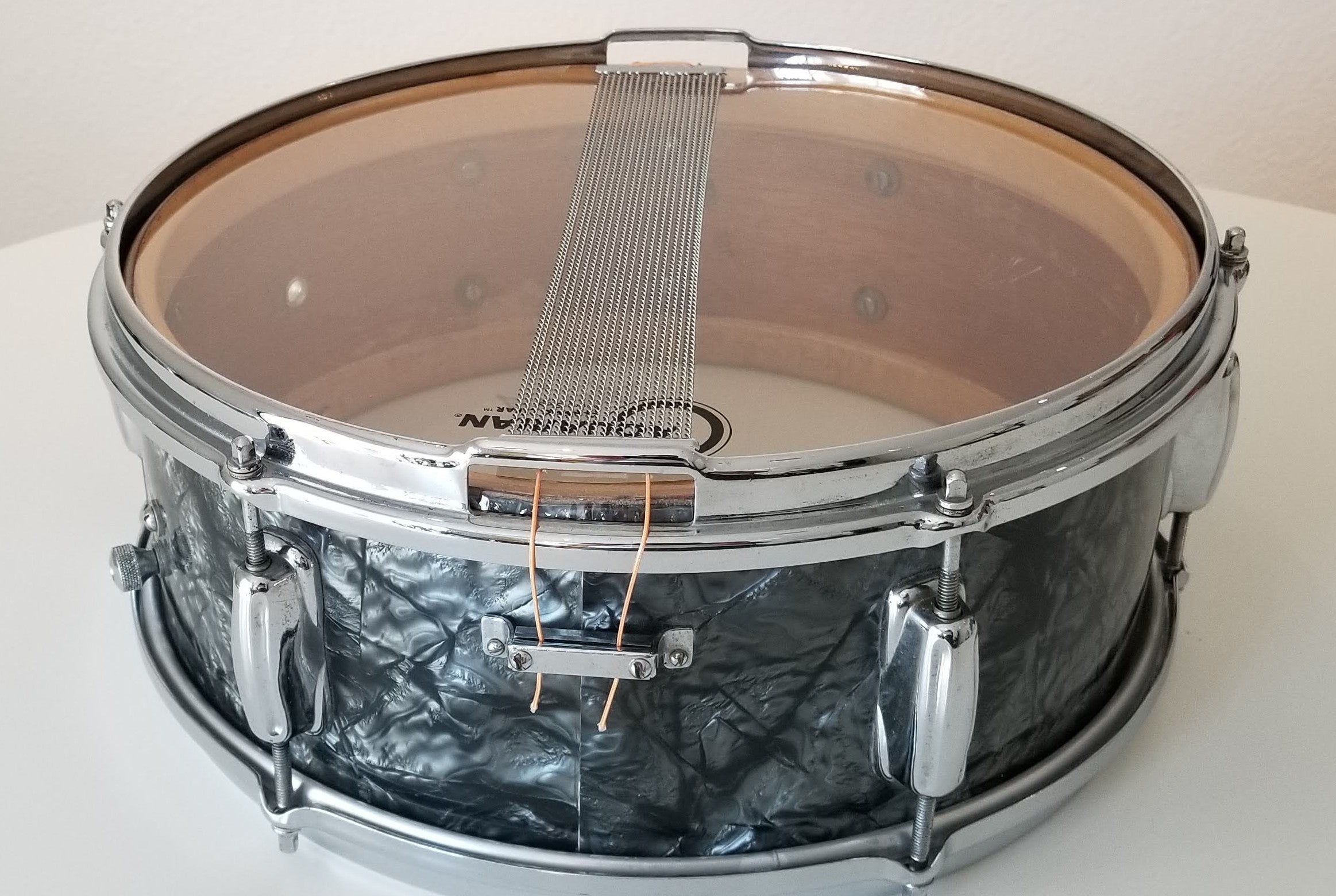 Slingerland Hollywood Ace 1962 Acoustic Snare, 5.5"x14", 8 Lugs Black Diamond Pearl Finish -Very Good Condition