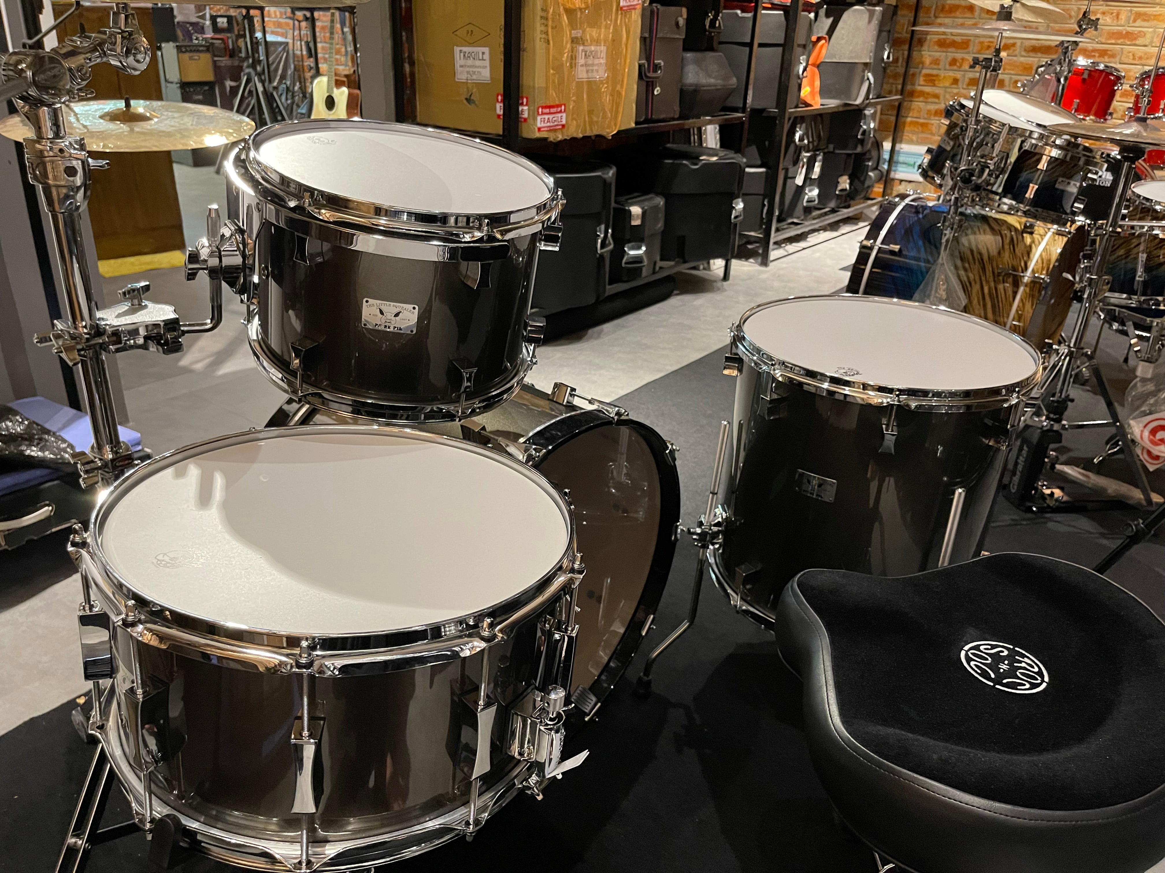 PorkPie Drum Kit, Little Squealer Pewter Metallic 5 pieces Kit , 50/50 Mahogany/Birch Woodw/Cases