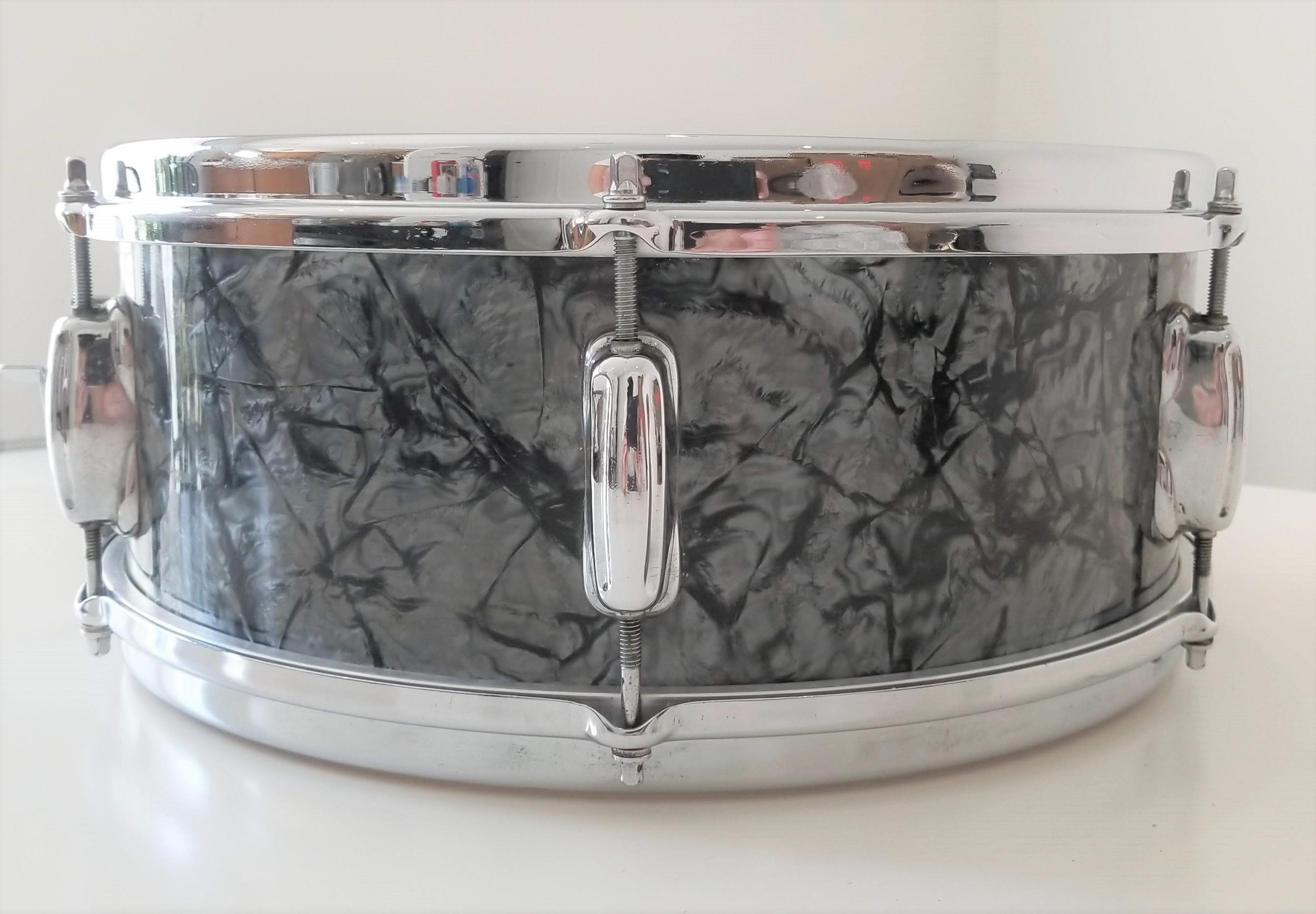 Slingerland Hollywood Ace 1962 Acoustic Snare, 5.5"x14", 8 Lugs Black Diamond Pearl Finish -Very Good Condition