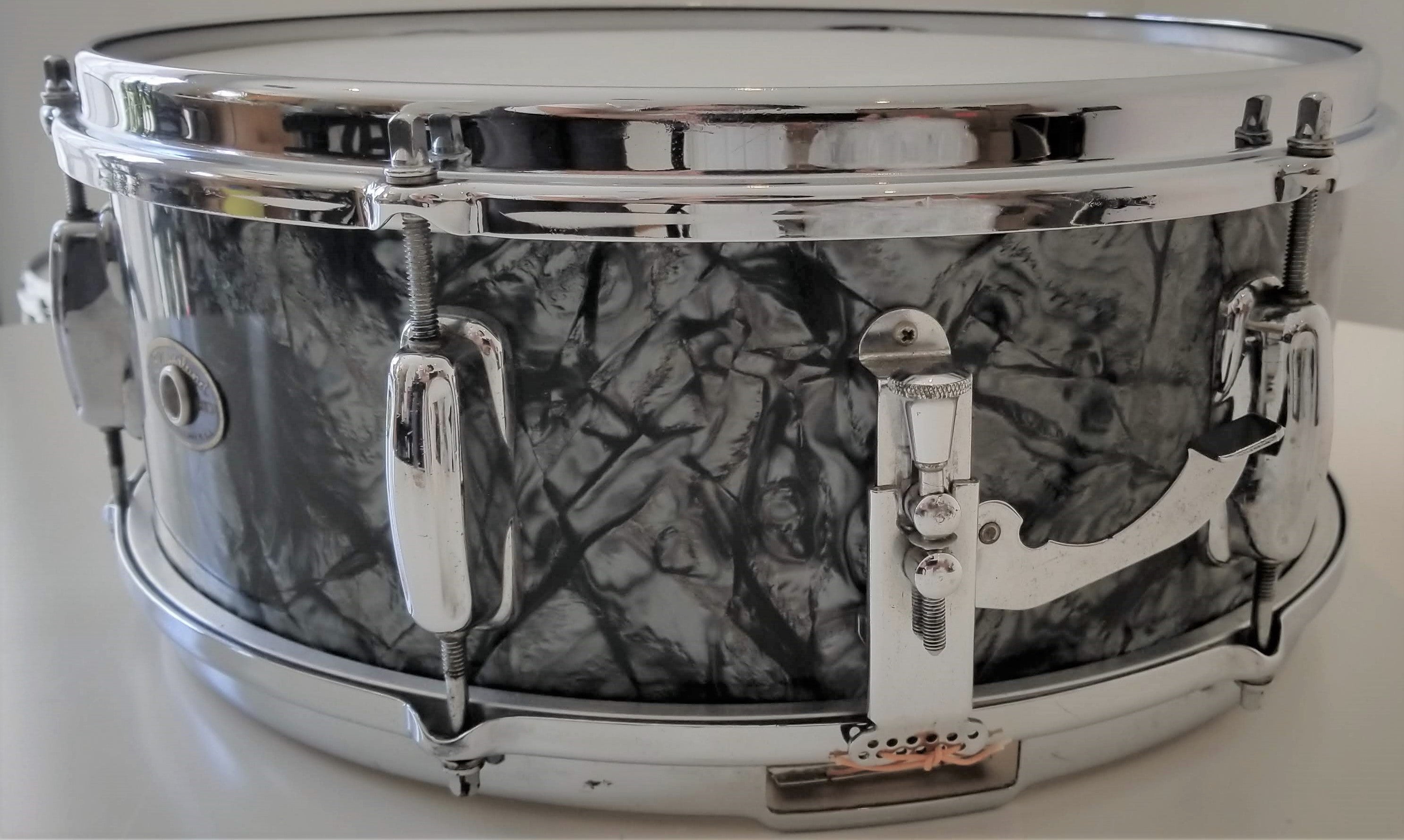 Slingerland Hollywood Ace 1962 Acoustic Snare, 5.5"x14", 8 Lugs Black Diamond Pearl Finish -Very Good Condition