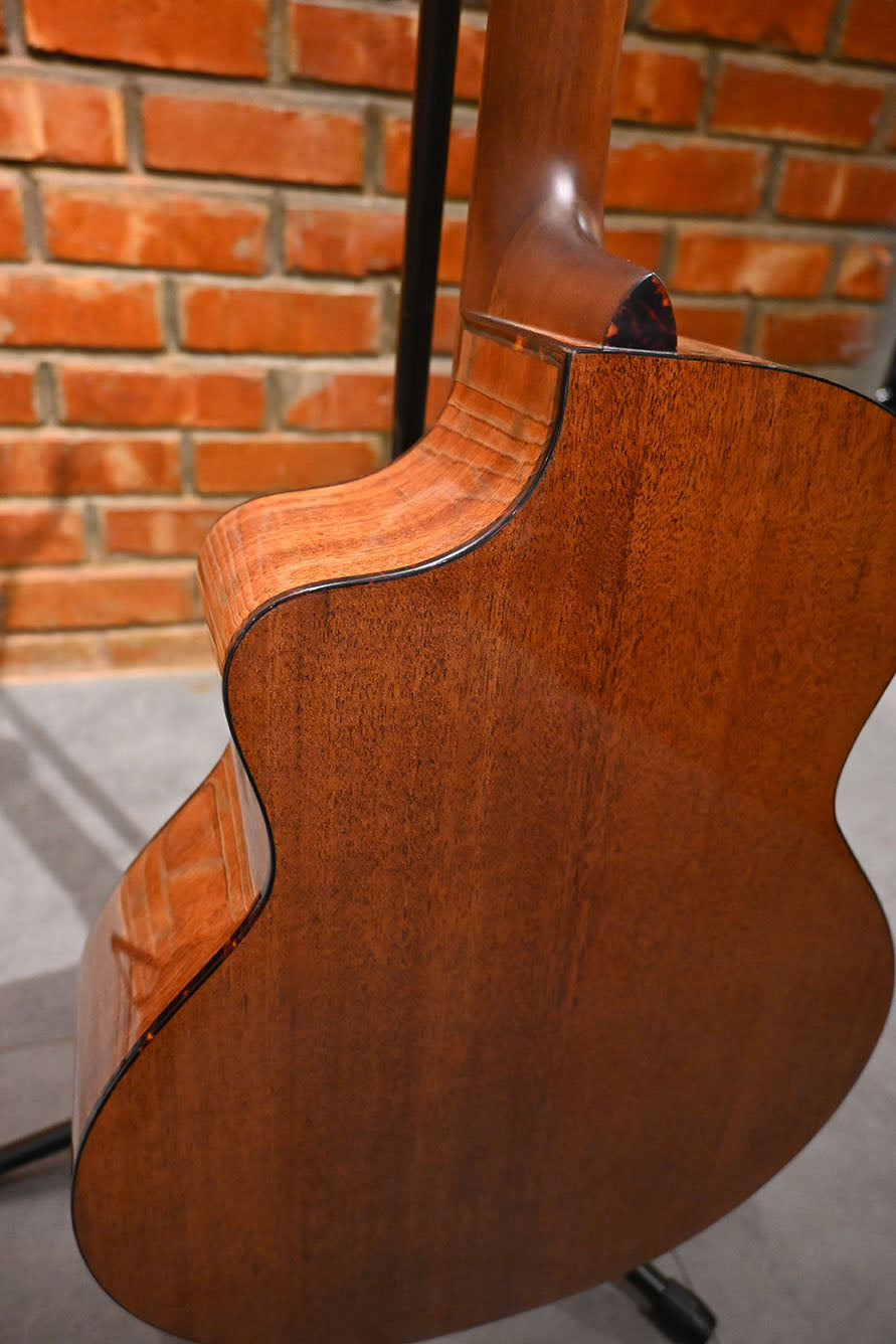 Tokai Cat's Eyes Acoustic/Electric Guitar CE57-GO-EA, Natural, w/Presys+ 201 PreAmp, Solid Spruce Top, Mahogany Side Back/Neck, Rosewood Fingerboard and Gig Bag