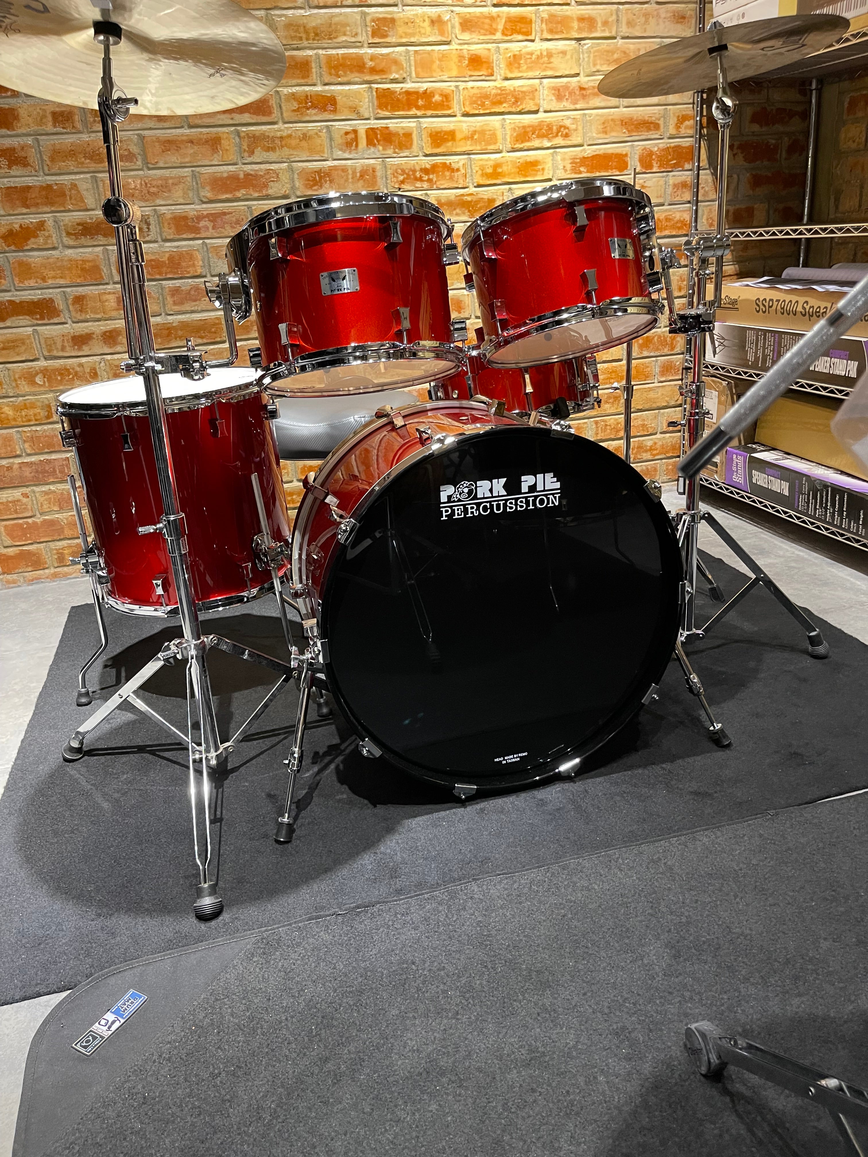 Pork Pie Drum Kit Little Squealer,Fire Red, 6 pieces 50/50 Mahogany/Birch Wood, w/Cases