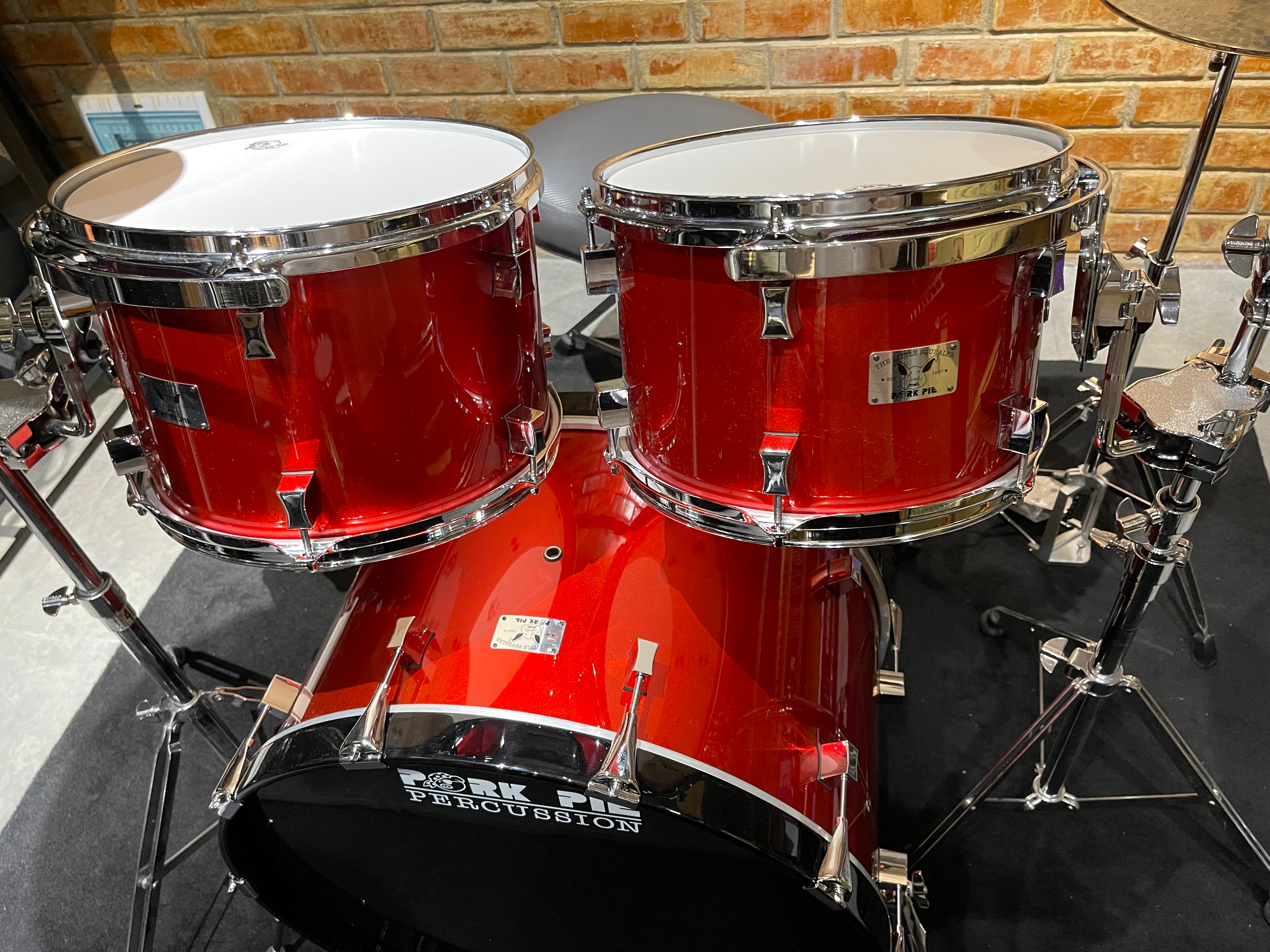 Pork Pie Drum Kit Little Squealer,Fire Red, 6 pieces 50/50 Mahogany/Birch Wood, w/Cases
