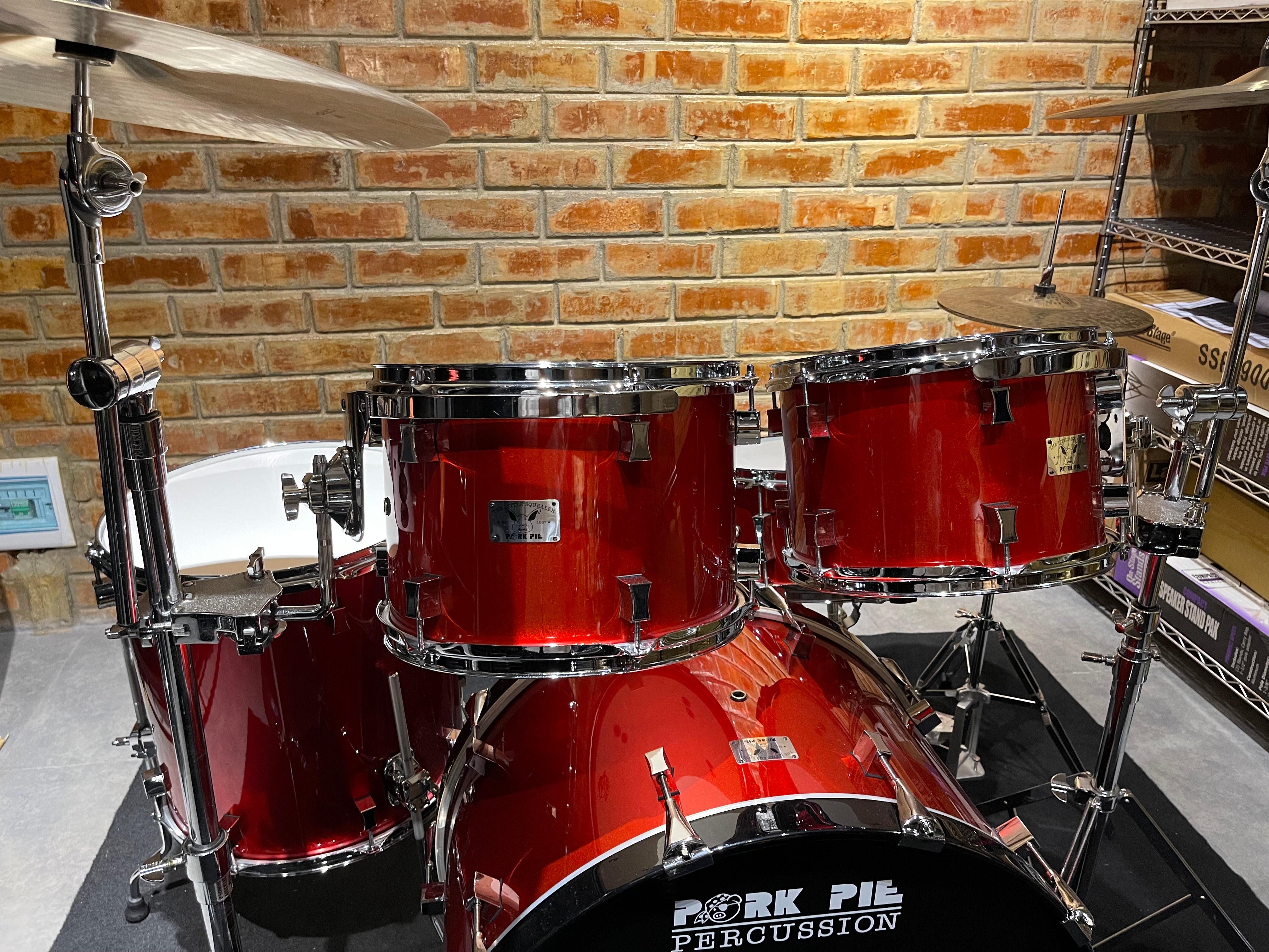 Pork Pie Drum Kit Little Squealer,Fire Red, 6 pieces 50/50 Mahogany/Birch Wood, w/Cases