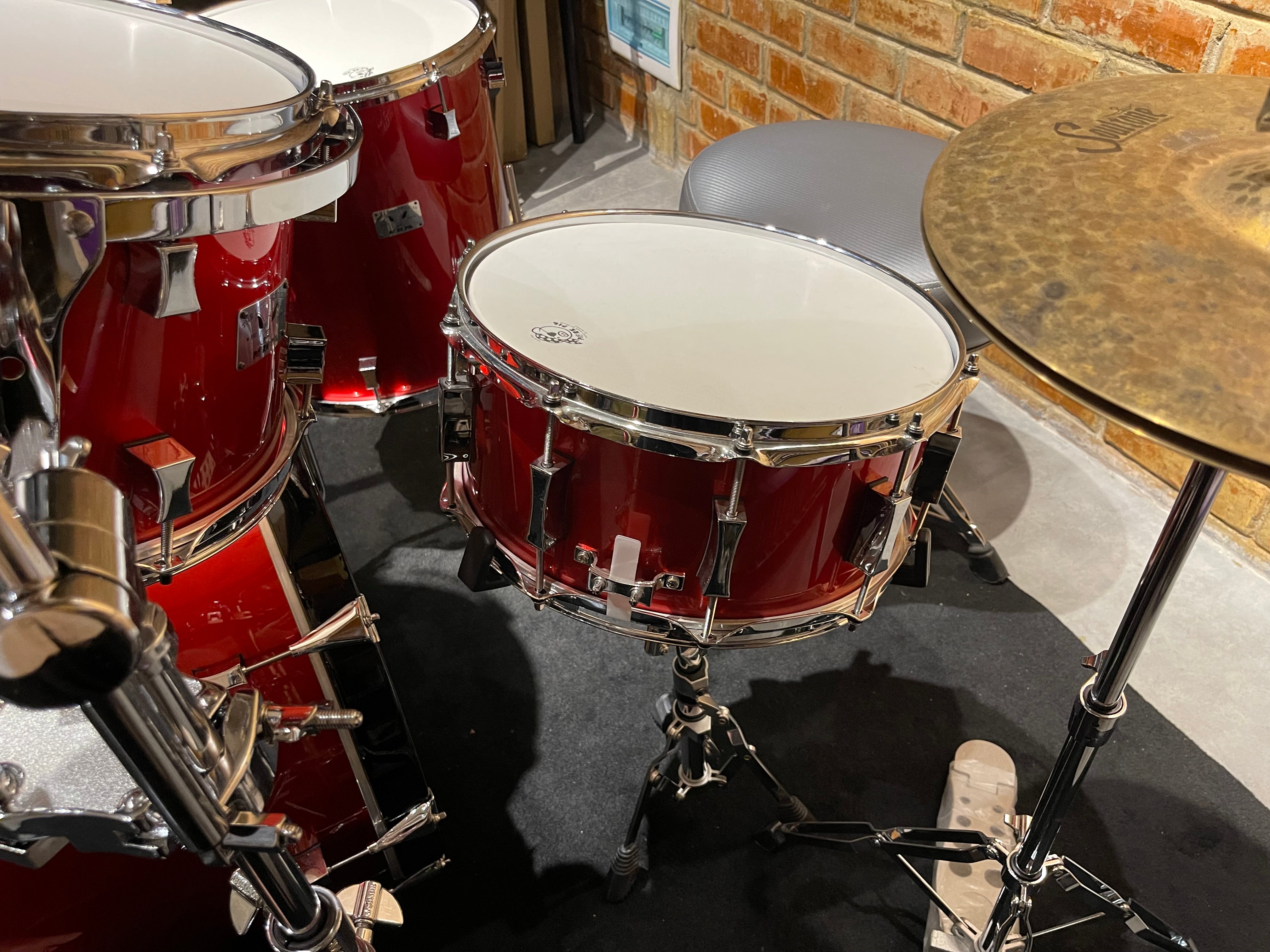 Pork Pie Drum Kit Little Squealer,Fire Red, 6 pieces 50/50 Mahogany/Birch Wood, w/Cases