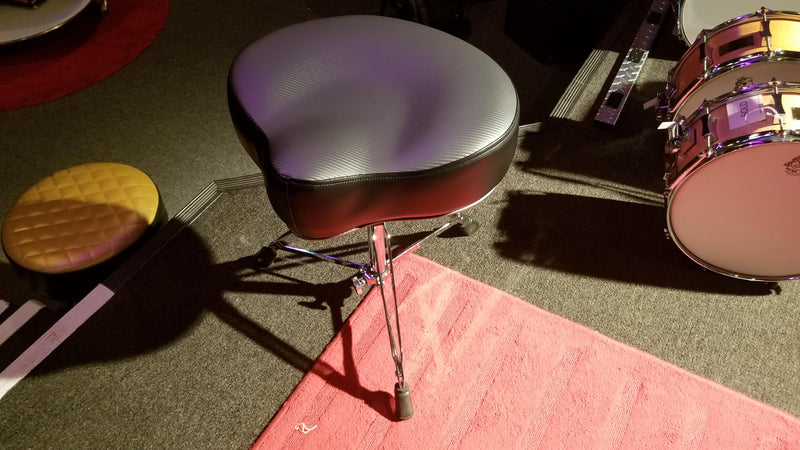 Pork Pie Drum Throne "Big Boy Saddle Drum Throne", Carbon Fiber with Black Top