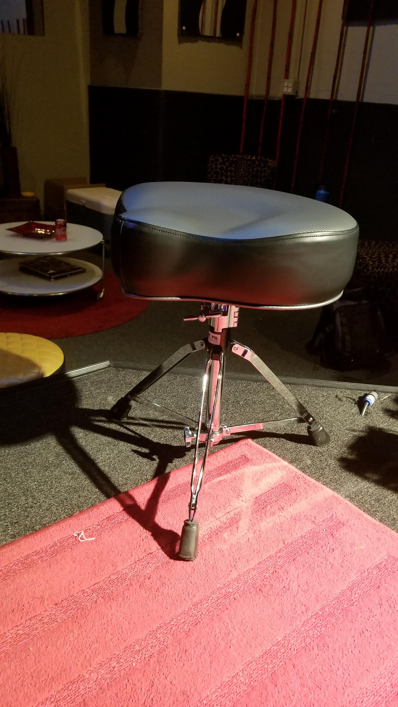 Pork Pie Drum Throne "Big Boy Saddle Drum Throne", Carbon Fiber with Black Top