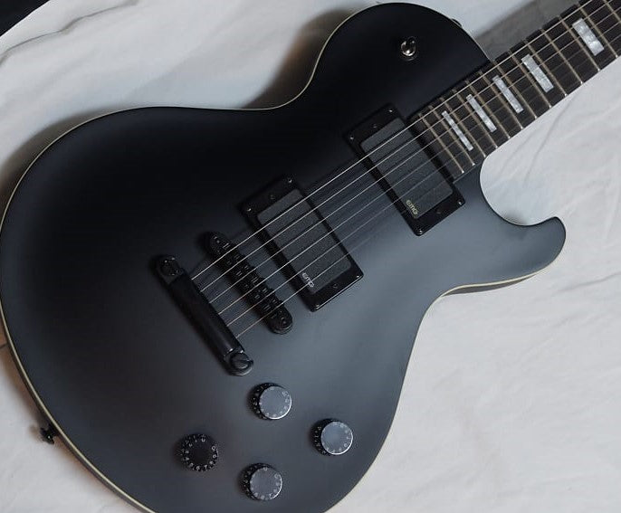 Dean TB STH7 BKS. Thoroughbred Stealth 7 Strings Electric Guitar w/EMG Pick-up, Black Satin finish. Includes Dean Hard Shell Case.