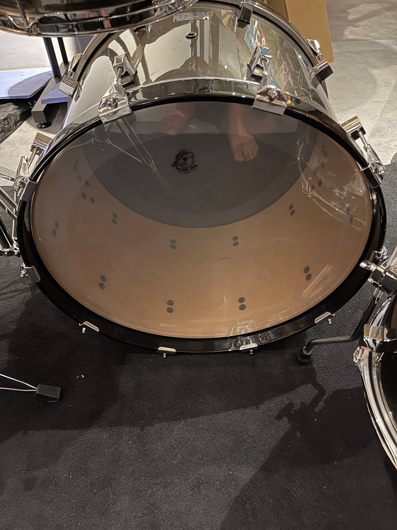 PorkPie Drum Kit, Little Squealer Pewter Metallic 5 pieces , (1)16x16" Floor Tom,(1) 16x18'' Floor Tom (1) 8x13 Mounted Tom, (1) 6.5 x14" Snare, (1) 14 x 22" Kick Bass Drum w/Cases