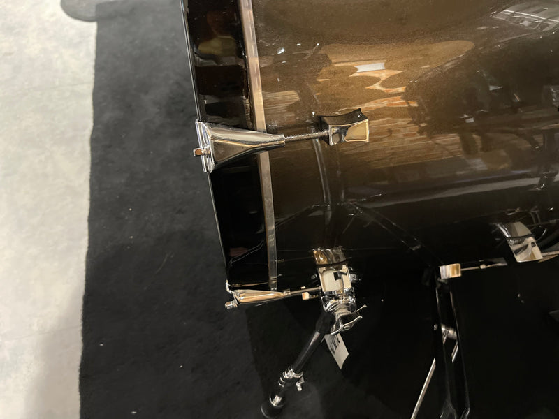 PorkPie Drum Kit, Little Squealer Pewter Metallic 5 pieces , (1)16x16" Floor Tom,(1) 16x18'' Floor Tom (1) 8x13 Mounted Tom, (1) 6.5 x14" Snare, (1) 14 x 22" Kick Bass Drum w/Cases