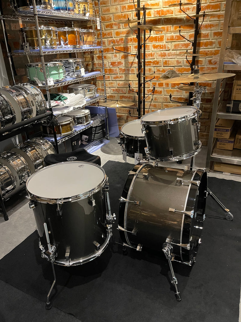 PorkPie Drum Kit, Little Squealer Pewter Metallic 5 pieces , (1)16x16" Floor Tom,(1) 16x18'' Floor Tom (1) 8x13 Mounted Tom, (1) 6.5 x14" Snare, (1) 14 x 22" Kick Bass Drum w/Cases