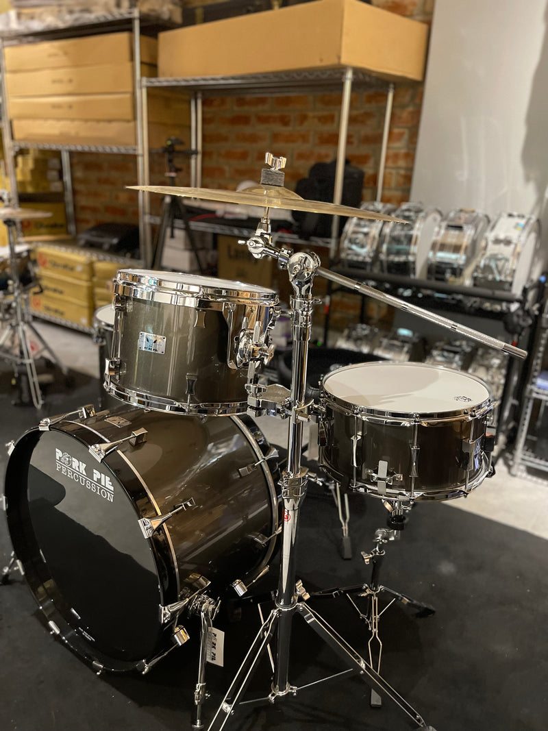 PorkPie Drum Kit, Little Squealer Pewter Metallic 5 pieces , (1)16x16" Floor Tom,(1) 16x18'' Floor Tom (1) 8x13 Mounted Tom, (1) 6.5 x14" Snare, (1) 14 x 22" Kick Bass Drum w/Cases