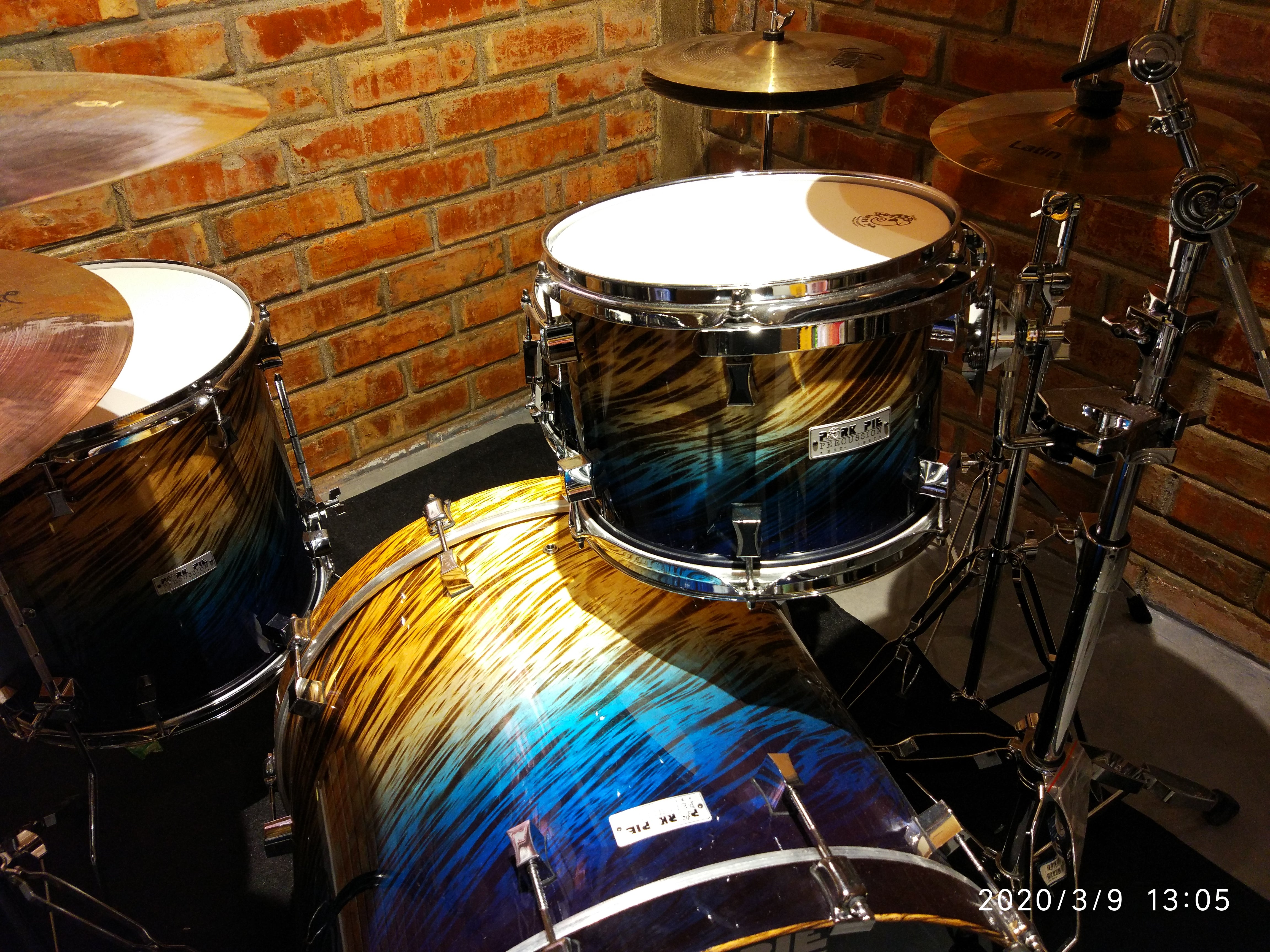 OUT-OF-STOCK. Pork Pie Drum Kit, USA Custom Series, 100 % Birch Shells, Blue Fade Dip - 4 Pieces inc. Snare