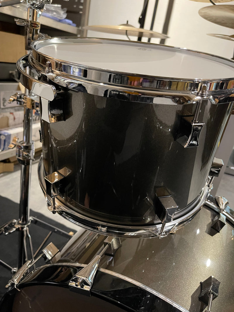 PorkPie Drum Kit, Little Squealer Pewter Metallic 5 pieces , (1)16x16" Floor Tom,(1) 16x18'' Floor Tom (1) 8x13 Mounted Tom, (1) 6.5 x14" Snare, (1) 14 x 22" Kick Bass Drum w/Cases